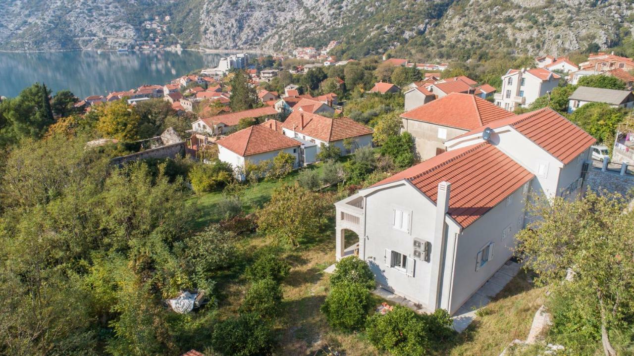 Queen Teuta Hotel Risan Exterior photo